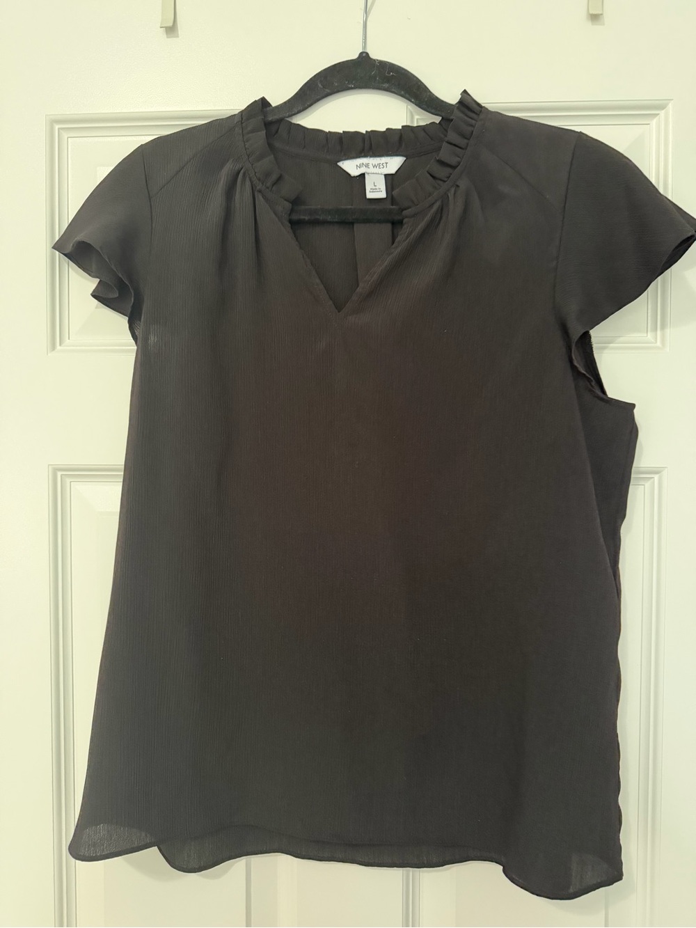Nine West Women’s Black Short Sleeve Ruffled V-Neck Blouse Size Large